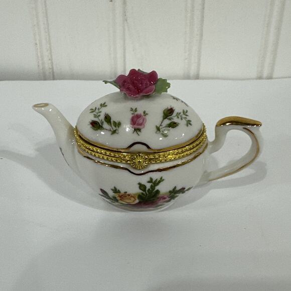 ROYAL ALBERT OLD COUNTRY ROSES TEAPOT SHAPED TRINKET BOX - Picture 2 of 5